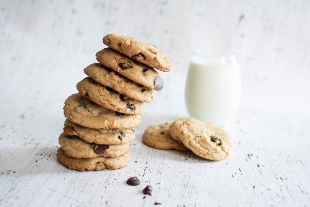 torre de cookies con un vaso de leche